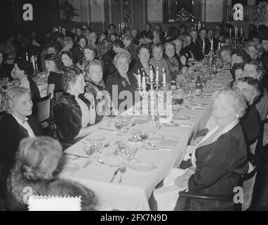 40 Jahre Jubiläum der niederländischen Hausfrauen-Vereinigung (Amsterdam) ( Frau Driesen ), 21. November 1953, JUBILEA, Niederlande, Presseagentur des 20. Jahrhunderts, Foto, Nachrichten zu erinnern, Dokumentarfilm, historische Fotografie 1945-1990, visuelle Geschichten, Menschliche Geschichte des zwanzigsten Jahrhunderts, Momente in der Zeit festzuhalten Stockfoto