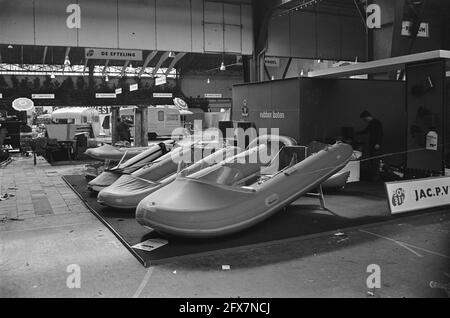 Camping-Ausstellung Houtrusthallen in Den Haag, eine große Anzahl von Gummibooten, 6. April 1967, GUMMIBOOTE, Camping, Ausstellungen, Niederlande, 20. Jahrhundert Presseagentur Foto, Nachrichten zu erinnern, Dokumentarfilm, historische Fotografie 1945-1990, visuelle Geschichten, Menschliche Geschichte des zwanzigsten Jahrhunderts, Momente in der Zeit festzuhalten Stockfoto