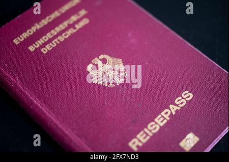 Berlin, Deutschland. Mai 2021. Ein deutscher Pass liegt auf einem Tisch. Quelle: Fabian Sommer/dpa/Alamy Live News Stockfoto