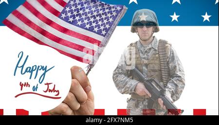 Komposition des glücklichen 4. juli-Textes über Soldat und amerikanische Flagge Stockfoto