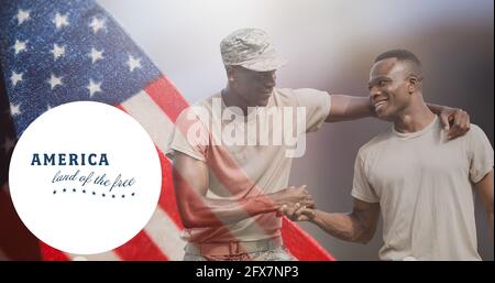 Die Komposition von amerika Land des freien Textes mit einem Lächeln Soldaten schütteln die Hände und die amerikanische Flagge Stockfoto