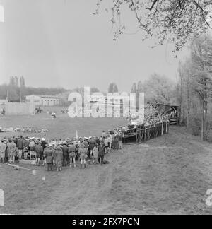 50. Jahrestag der Pfadfinderbewegung in Rotterdam mit St. Georgs Theaterstück am Kralingseweg, 15. April 1961, Niederlande, Presseagentur des 20. Jahrhunderts, Foto, Nachrichten zu erinnern, Dokumentarfilm, historische Fotografie 1945-1990, visuelle Geschichten, Menschliche Geschichte des zwanzigsten Jahrhunderts, Momente in der Zeit festzuhalten Stockfoto