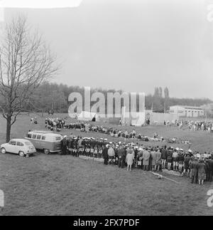 50. Jahrestag der Pfadfinderbewegung in Rotterdam mit St. George's Play auf dem Kralingseweg gefeiert. Übersicht während des Spiels, 15. April 1961, Spiegel, Übersichten, Niederlande, Presseagentur des 20. Jahrhunderts, Foto, Nachrichten zum erinnern, Dokumentarfilm, historische Fotografie 1945-1990, visuelle Geschichten, Menschliche Geschichte des zwanzigsten Jahrhunderts, Momente in der Zeit festzuhalten Stockfoto