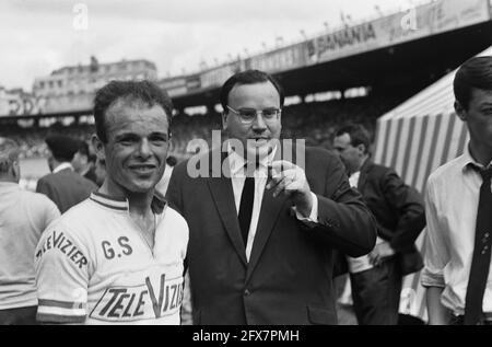 51. Tour de France. Ankunft Paris. Cees Haast (links), 14. Juli 1964, Sport, Radrennen, Niederlande, Presseagentur des 20. Jahrhunderts, Foto, Nachrichten zum erinnern, Dokumentarfilm, historische Fotografie 1945-1990, visuelle Geschichten, Menschliche Geschichte des zwanzigsten Jahrhunderts, Momente in der Zeit festzuhalten Stockfoto