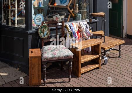 Möbel auf dem Bürgersteig vor einem Bric a brac-Laden, Stony Stratford, Buckinghamshire, Großbritannien Stockfoto