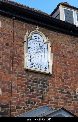 Alte wandmontierte Sonnenuhr, datiert 1739, Church Street, Stony Stratford, Buckinghamshire, VEREINIGTES KÖNIGREICH Stockfoto