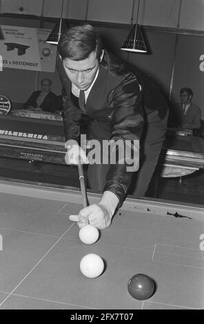 Championship Billard Ereklasse Anker-Kader 47/2, Amsterdam; (neg. nrs. 7a, 8a): Velthuis in Aktion, 14. Januar 1971, Billard, Sport, Niederlande, Presseagentur des 20. Jahrhunderts, Foto, Nachrichten zum erinnern, Dokumentarfilm, historische Fotografie 1945-1990, visuelle Geschichten, Menschliche Geschichte des zwanzigsten Jahrhunderts, Momente in der Zeit festzuhalten Stockfoto