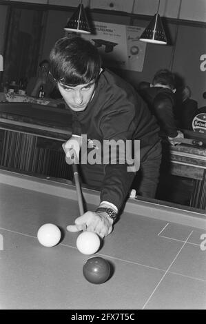 Championship Billard Ereklasse Anker-Kader 47/2, Amsterdam; J. Bessems in Aktion, 14. Januar 1971, Billard, Sport, Niederlande, Presseagentur des 20. Jahrhunderts, Foto, Nachrichten zum erinnern, Dokumentarfilm, historische Fotografie 1945-1990, visuelle Geschichten, Menschliche Geschichte des zwanzigsten Jahrhunderts, Momente in der Zeit festzuhalten Stockfoto