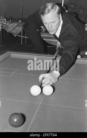 Championship Billard Ereklasse Anker-Kader 47/2, Amsterdam; Hans Vultink in Aktion, 14. Januar 1971, Billard, Sport, Niederlande, Presseagentur des 20. Jahrhunderts, Foto, Nachrichten zum erinnern, Dokumentarfilm, historische Fotografie 1945-1990, visuelle Geschichten, Menschliche Geschichte des zwanzigsten Jahrhunderts, Momente in der Zeit festzuhalten Stockfoto