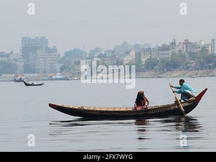 Bootstaxis überqueren den Buriganga-Fluss in Dhaka, Bangladesch. Stockfoto