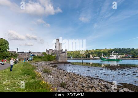 Cork, Irland. Mai 2021. Zwischen 50-60 Trawlern versammelten sich heute Morgen am Roches Point, bevor sie den Fluss nach Cork City segelten, um den Hafen zu blockieren. Die Fischer sind wütend auf die neuen Regeln für die Abwägung ihrer Fangmengen. Die Fischer werden eine Kundgebung in Cork City abhalten, bevor sie zum Taoiseach, dem Büro von Michael Martin, marschieren. Menschenmassen versammeln sich, um die Flotte am Blackrock Castle in Cork City vorbeisegeln zu sehen. Quelle: AG News/Alamy Live News Stockfoto