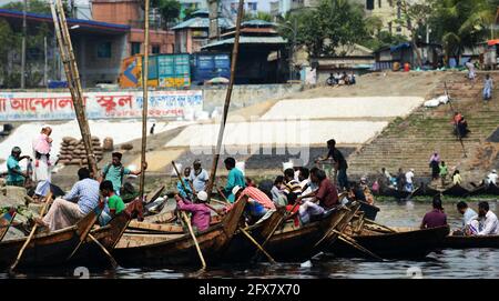 Bootstaxis überqueren den Buriganga-Fluss in Dhaka, Bangladesch. Stockfoto