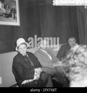 Ankunft Leutnant Admiral H. L. Propper am Flughafen Schiphol Leutnant Admiral Proppper während der Pressekonferenz, 27. Januar 1961, ANKÜNFTE, Pressekonferenzen, Niederlande, Presseagentur des 20. Jahrhunderts, Foto, Nachrichten zum erinnern, Dokumentarfilm, historische Fotografie 1945-1990, visuelle Geschichten, Menschliche Geschichte des zwanzigsten Jahrhunderts, Momente in der Zeit festzuhalten Stockfoto