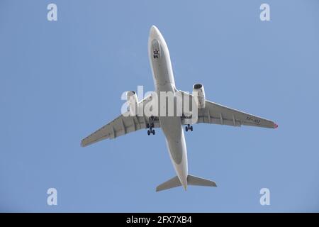 ISTANBUL, TÜRKEI - 14. MÄRZ 2021: Turkish Airlines Cargo Airbus A330-243F (CN 1768) landet auf dem Flughafen Istanbul Atatürk. Stockfoto
