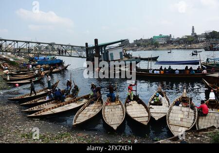 Flusstaxi-Boote warten auf Passagiere am Ufer des Buriganga Flusses in Dhaka, Bangladesch. Stockfoto