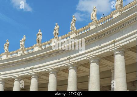 Säulen und Heiligenstatuen schmücken den Portikus der Bernini auf dem Petersplatz im Vatikan Stockfoto