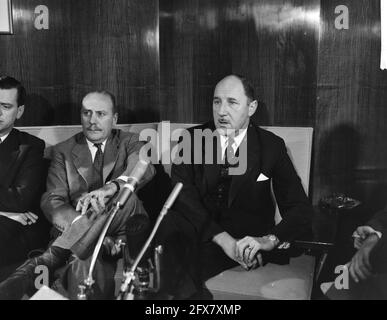 Ankunft von Minister LUNs am Flughafen Schiphol. Während der Pressekonferenz am 24. Oktober 1961, Ankünfte, Pressekonferenzen, Niederlande, Presseagentur des 20. Jahrhunderts, Foto, Nachrichten zum erinnern, Dokumentarfilm, historische Fotografie 1945-1990, visuelle Geschichten, Menschliche Geschichte des zwanzigsten Jahrhunderts, Momente in der Zeit festzuhalten Stockfoto