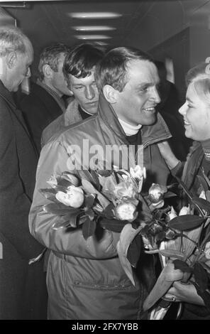 Ankunft des niederländischen Skating-Teams in Schiphol Nr. 4, Jan Bols, 13. Februar 1969, Ankunft, Skating-Teams, Niederlande, Foto der Presseagentur des 20. Jahrhunderts, zu erinnerende Nachrichten, Dokumentarfilm, historische Fotografie 1945-1990, visuelle Geschichten, Menschliche Geschichte des zwanzigsten Jahrhunderts, Momente in der Zeit festzuhalten Stockfoto