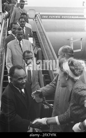 Ankunft der Delegation aus Neuguinea am Flughafen Schiphol, 22. August 1961, Ankunft, Delegationen, Niederlande, Presseagentur des 20. Jahrhunderts, Foto, Nachrichten zum erinnern, Dokumentarfilm, historische Fotografie 1945-1990, visuelle Geschichten, Menschliche Geschichte des zwanzigsten Jahrhunderts, Momente in der Zeit festzuhalten Stockfoto