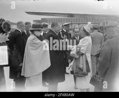 Ankunft des Königlichen Paares in Schiphol nach einem Besuch in Paris, 26. Mai 1950, ANKUNFT, Besuche, Niederlande, Presseagentur des 20. Jahrhunderts, Foto, Nachrichten zum erinnern, Dokumentarfilm, historische Fotografie 1945-1990, visuelle Geschichten, Menschliche Geschichte des zwanzigsten Jahrhunderts, Momente in der Zeit festzuhalten Stockfoto