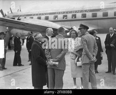 Ankunft in Schiphol des Königlichen Paares nach Besuch in Paris, undated, Ankünfte, Besuche, Niederlande, 20. Jahrhundert Presseagentur Foto, Nachrichten zu erinnern, Dokumentarfilm, historische Fotografie 1945-1990, visuelle Geschichten, Menschliche Geschichte des zwanzigsten Jahrhunderts, Momente in der Zeit festzuhalten Stockfoto