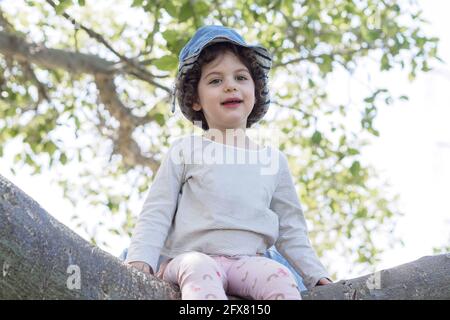 Junge Kleinkind Mädchen spielen im Freien, allein in der Natur Stockfoto