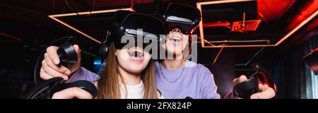 Aufgeregte Teenager spielen in vr-Headsets, Banner Stockfoto