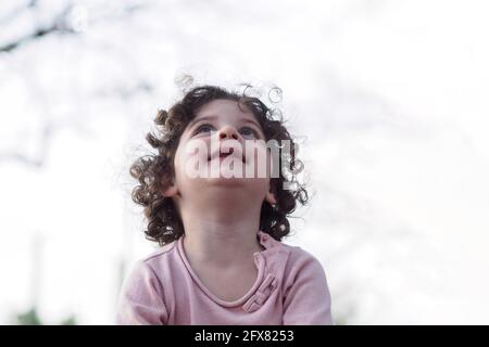 Junge Kleinkind Mädchen spielen im Freien, auf einem Spielplatz in einem Park Stockfoto