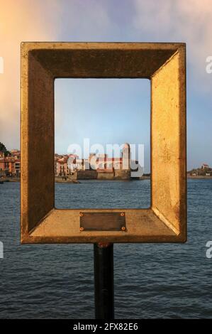 Vergoldeter Blick durch eine von 12 ‘Points 2 vue’ leeren Rahmenskulpturen, die der französische bildende Künstler Marc-André de Figueres um das malerische Collioure in Pyrénées-Orientales, Oskitanie, Frankreich, installiert hat, damit die Zuschauer den ikonischen Glockenturm der Église Notre-Dame-des-Anges (Kirche unserer Lieben Frau der Engel) aus verschiedenen Blickwinkeln sehen können. Der 1959 geborene Künstler ist auch als Marc-André 2 Figueres und MA2F bekannt. Die Rahmen, jeweils 50 x 60 x 7 cm, sind aus Aluminium und vergoldeter Bronze gefertigt. Der Turm wurde als mittelalterlicher leuchtturm oder Leuchtturm der pharos erbaut und 1693 in einen campanile umgewandelt. Stockfoto