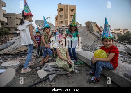 Gaza-Stadt. Mai 2021. Raed Sobeih feiert in den Trümmern seines Hauses, das durch die israelische Bombardierung zerstört wurde, den Geburtstag von Muhammads Tochter. Kredit: Majority World CIC/Alamy Live Nachrichten Stockfoto