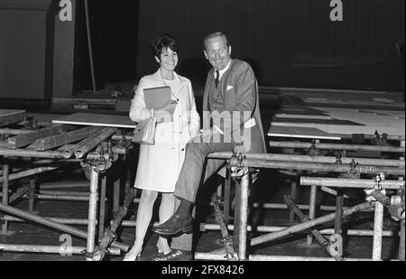 Aktie Bisschop Bekkers Stichting Moderatorin Mies Bouwman und Fred Oster während der Vorbereitungen in Carré, Amsterdam, 8. Mai 1969, Aktionen, Sammlungen, Moderatoren, Produzenten, Fernsehen, Niederlande, Foto der Presseagentur des 20. Jahrhunderts, News to remember, Dokumentarfilm, historische Fotografie 1945-1990, visuelle Geschichten, Menschliche Geschichte des zwanzigsten Jahrhunderts, Momente in der Zeit festzuhalten Stockfoto