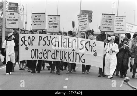 Aktion Holen Sie Ihre Akte von psychiatrischen Patienten beim AMC wegen schlechter Vorschriften über das Recht auf Zugang zu Akten Demonstranten auf dem Weg zum AMC in Bijlmer, 6. Mai 1982, PATIENTEN, Demonstrationen, Niederlande, 20. Jahrhundert Presseagentur Foto, Nachrichten zu erinnern, Dokumentarfilm, historische Fotografie 1945-1990, visuelle Geschichten, Menschliche Geschichte des zwanzigsten Jahrhunderts, Momente in der Zeit festzuhalten Stockfoto