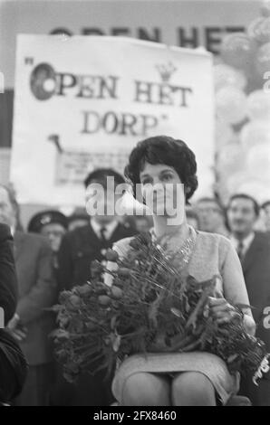 Aktion Open the Village, Mies in the Flowers, November 27 1962, AKTIES, FLOWERS, Niederlande, 20. Jahrhundert Presseagentur Foto, Nachrichten zu erinnern, Dokumentarfilm, historische Fotografie 1945-1990, visuelle Geschichten, Menschliche Geschichte des zwanzigsten Jahrhunderts, Momente in der Zeit festzuhalten Stockfoto