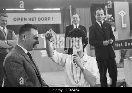 Action Open the Village, Mies Bouwman mit Rechnung vom 100., 27. November 1962, AKTIES, Niederlande, Foto der Presseagentur des 20. Jahrhunderts, News to remember, Dokumentarfilm, historische Fotografie 1945-1990, visuelle Geschichten, Menschliche Geschichte des zwanzigsten Jahrhunderts, Momente in der Zeit festzuhalten Stockfoto