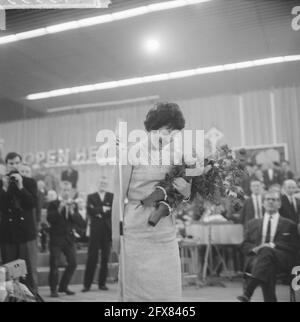 Aktion das Dorf öffnen, Mies Bouwman mit Blumen, 27. November 1962, AKTIONEN, BLUMEN, Niederlande, Presseagentur des 20. Jahrhunderts, Foto, Nachrichten zum erinnern, Dokumentarfilm, historische Fotografie 1945-1990, visuelle Geschichten, Menschliche Geschichte des zwanzigsten Jahrhunderts, Momente in der Zeit festzuhalten Stockfoto