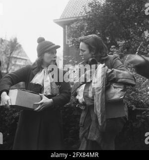 Anglo-amerikanische Danke. Während des Krieges beschützten viele Niederländer alliierte Piloten, die über den Niederlanden abgeschossen wurden und arbeiteten daran, sie zurück zu den alliierten Linien zu bringen. Viele stellten ihre Fahrräder, Kleidung usw. zur Verfügung, die sie jetzt von den englischen und amerikanischen Missionen hier im Land erhalten, November 1945, Geschenke, zweiter Weltkrieg, Widerstand, Niederlande, Presseagentur des 20. Jahrhunderts, Foto, Nachrichten zum erinnern, Dokumentarfilm, historische Fotografie 1945-1990, visuelle Geschichten, Menschliche Geschichte des zwanzigsten Jahrhunderts, Momente in der Zeit festzuhalten Stockfoto