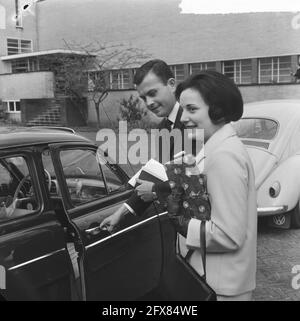 Anneke Beekman heiratete im Rathaus in Hilversum mit Marcel A. Fournier, 20. April 1965, Hochzeiten, Niederlande, 20. Jahrhundert Presseagentur Foto, Nachrichten zu erinnern, Dokumentarfilm, historische Fotografie 1945-1990, visuelle Geschichten, Menschliche Geschichte des zwanzigsten Jahrhunderts, Momente in der Zeit festzuhalten Stockfoto