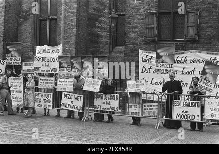 Anti-Abtreibungsdemonstration (mit Pater Koopman) im Binnenhof Den Haag, 11. August 1977, Abtreibungen, Väter, Niederlande, Presseagentur des 20. Jahrhunderts, Foto, Nachrichten zum erinnern, Dokumentarfilm, historische Fotografie 1945-1990, visuelle Geschichten, Menschliche Geschichte des zwanzigsten Jahrhunderts, Momente in der Zeit festzuhalten Stockfoto