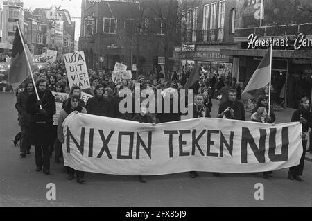 Anti-Nixon-Demonstration in Groningen, 29. Dezember 1972, Niederlande, Foto der Presseagentur des 20. Jahrhunderts, News to remember, Dokumentarfilm, historische Fotografie 1945-1990, visuelle Geschichten, Menschliche Geschichte des zwanzigsten Jahrhunderts, Momente in der Zeit festzuhalten Stockfoto