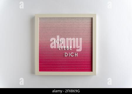 Pinkfarbenes Letterboard Words That Spell Ich Liebe Dich, auf weißem Hintergrund, horizontal Stockfoto