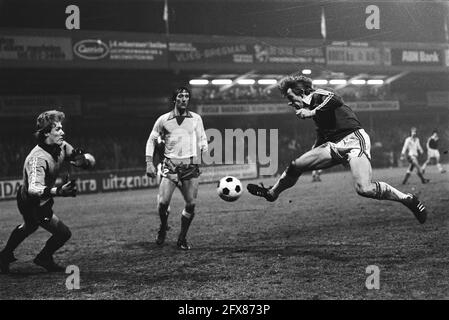 AZ 67 gegen den FC Utrecht 2:0, (KNVB-Pokal); Jaan de Graaf schiebt Tor, Torwart van Breukelen, Utrecht-Spieler Wilbret, 13. Februar 1980, Sport, Fußball, Niederlande, Foto der Presseagentur des 20. Jahrhunderts, zu erinnerende Nachrichten, Dokumentarfilm, historische Fotografie 1945-1990, visuelle Geschichten, Menschliche Geschichte des zwanzigsten Jahrhunderts, Momente in der Zeit festzuhalten Stockfoto