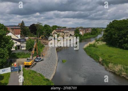 26. Mai 2021, Brandenburg, Guben: Ansicht der Baustelle für den weiteren Bau des Hochwasserschutzes am linken Ufer der deutsch-polnischen Grenzfluß Neisse (Luftaufnahme mit Drohne). Dadurch wird der Hochwasserschutz in der Stadt weiter verbessert. Derzeit bieten der vorhandene Deich und die sanierungsbedürftige Uferwand im Bereich des Plastinariums für das Stadtgebiet Guben im Bereich der Alten Poststraße mit der aktuellen Kronenhöhe keinen ausreichenden Hochwasserschutz. Zudem besteht eine weitere potenzielle Gefahr durch das Rückwasser der Lausitzer Neiße Stockfoto