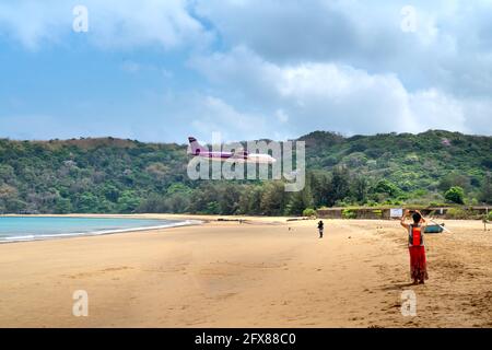 Con Dao Island in der Provinz Ba Ria-Vung Tau, Vietnam - 11. April 2021: Das Flugzeug landet auf der Insel Con Dao in Vietnam Stockfoto