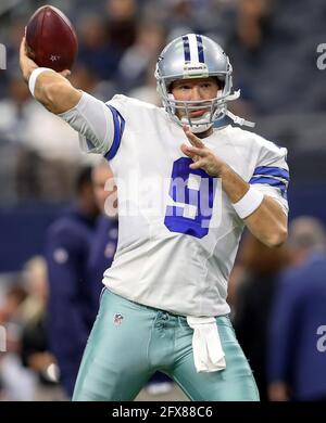 Arlington, USA. November 2016. Dallas Cowboys Quarterback Tony Romo erwärmt sich vor einem Spiel gegen die Baltimore Ravens am 20. November 2016 in Arlington, Texas. (Foto von Steve Nurenberg/Fort Worth Star-Telegram/TNS/Sipa USA) Quelle: SIPA USA/Alamy Live News Stockfoto