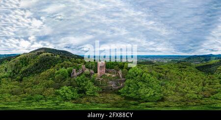 Mittelalterliche Burg Landsberg in den Vogesen, Elsass. 360-Grad-Luftpanorama der Burgruine, gefilmt von einer Drohne. Frankreich. Stockfoto