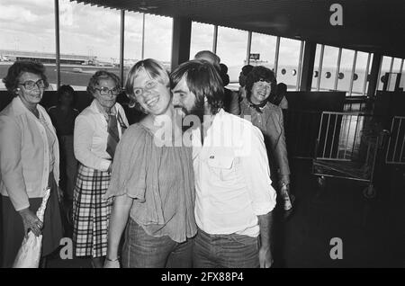 Barbara de Jong, nach griechischer Haft im Zusammenhang mit einem Verkehrsunfall zurück in den Niederlanden. Frau De Jong mit ihrem Mann, 17. August 1978, Paare, Gefangene, Verkehrsunfälle, Niederlande, Foto der Presseagentur des 20. Jahrhunderts, zu erinnerende Nachrichten, Dokumentarfilm, historische Fotografie 1945-1990, visuelle Geschichten, Menschliche Geschichte des zwanzigsten Jahrhunderts, Momente in der Zeit festzuhalten Stockfoto