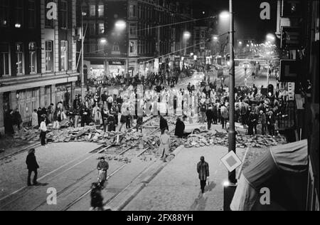 Barrikaden um die Hocke in der Vondelstraat Amsterdam; Übersichten über verbarrikadierte Straßen, 1. März 1980, Barrikaden, Squats, Niederlande, Presseagentur des 20. Jahrhunderts, Foto, Nachrichten zum erinnern, Dokumentarfilm, historische Fotografie 1945-1990, visuelle Geschichten, Menschliche Geschichte des zwanzigsten Jahrhunderts, Momente in der Zeit festzuhalten Stockfoto