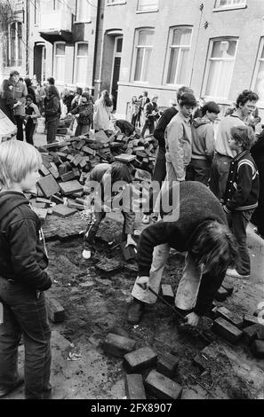 Barrikaden um die Hocke in der Vondelstraat Amsterdam; Straße ist aufgebrochen, 1. März 1980, Barrikaden, Squats, Niederlande, Presseagentur des 20. Jahrhunderts, Foto, Nachrichten zum erinnern, Dokumentarfilm, historische Fotografie 1945-1990, visuelle Geschichten, Menschliche Geschichte des zwanzigsten Jahrhunderts, Momente in der Zeit festzuhalten Stockfoto