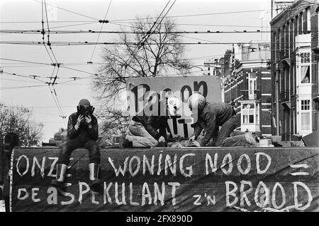 Barrikaden um die Hocke in der Vondelstraat Amsterdam; Besetzer auf einer der Barrikaden, 1. März 1980, Barrikaden, Besetzer, Kniebeugen, Niederlande, Foto der Presseagentur des 20. Jahrhunderts, Nachrichten zum erinnern, Dokumentarfilm, historische Fotografie 1945-1990, visuelle Geschichten, Menschliche Geschichte des zwanzigsten Jahrhunderts, Momente in der Zeit festzuhalten Stockfoto