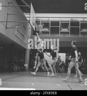 Basketball Landlust gegen Herly 52-62, Spielzeit, 21. März 1965, BASKETBALL, Niederlande, Presseagentur des 20. Jahrhunderts, Foto, Nachrichten zum erinnern, Dokumentarfilm, historische Fotografie 1945-1990, visuelle Geschichten, Menschliche Geschichte des zwanzigsten Jahrhunderts, Momente in der Zeit festzuhalten Stockfoto